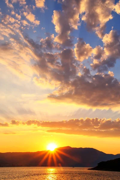 Lever de soleil sur la péninsule de Peljesac et le détroit de Peljeski, Korcula, Cr — Photo