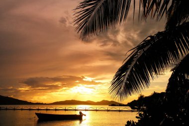 Nananu-i-Ra Island, Fiji, renkli günbatımı