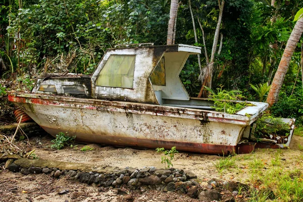 Ditinggalkan perahu di pantai pulau Nananu-i-Ra, Fiji — Stok Foto