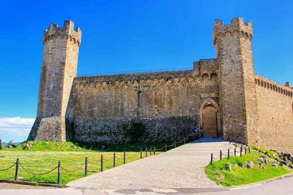 Středověká pevnost Montalcino v regionu Val d'Orcia, Toskánsko, Itálie — Stock fotografie