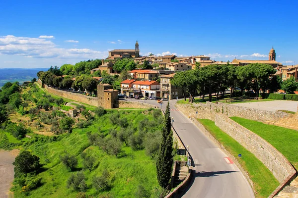 Utsikt över Montalcino stan från fästningen i Val d'Orcia, toskanska — Stockfoto