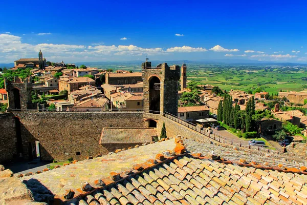 Fortaleza y ciudad de Montalcino en Val d 'Orcia, Toscana, Italia — Foto de Stock