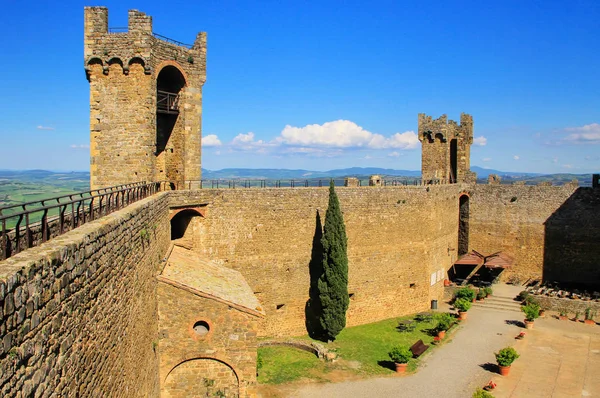 Patio de la fortaleza de Montalcino en Val d 'Orcia, Toscana, Italia — Foto de Stock