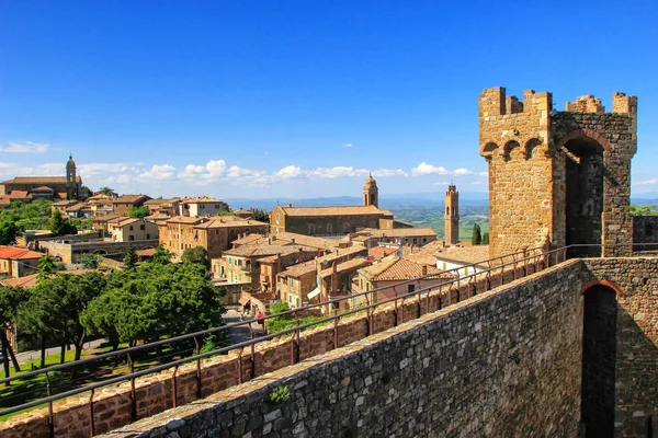 Fortaleza y ciudad de Montalcino en Val d 'Orcia, Toscana, Italia — Foto de Stock