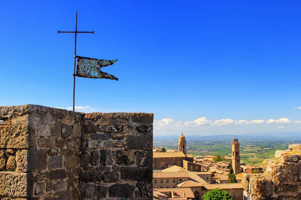 Металлический флаг на вершине башни крепости Монтальчино в Валь-д "Орси — стоковое фото