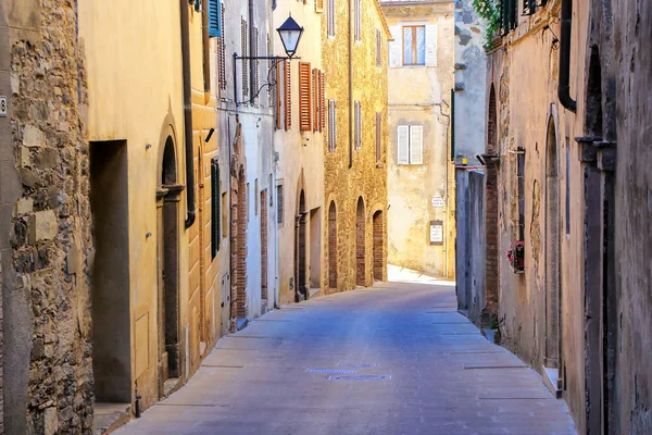 Enge straße im historischen zentrum von montalcino, val d 'orci — Stockfoto