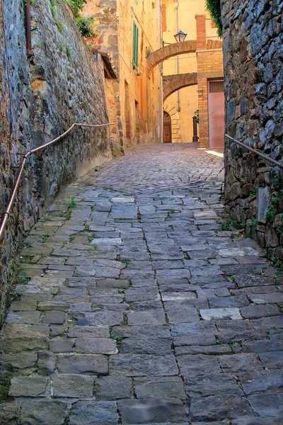 Calle estrecha en el centro histórico de la ciudad de Montalcino, Val d 'Orci —  Fotos de Stock