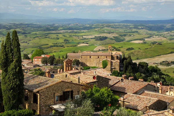 Utsikt över Montalcino stan från fästningen i Val d'Orcia, toskanska — Stockfoto