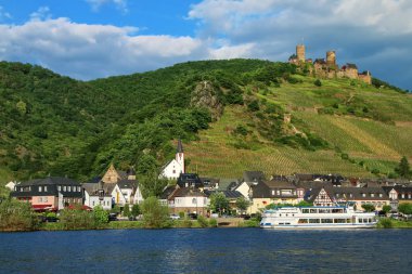 Moselle Nehri Rhineland-Palatinate, Almanya için Alken şehir.