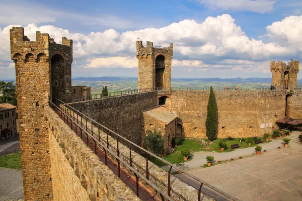 Patio de la fortaleza de Montalcino en Val d 'Orcia, Toscana, Italia — Foto de Stock