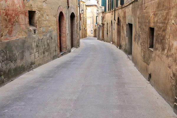 モンタルチーノの歴史的な中心街、ヴァル ・ d'Orci の狭い道 — ストック写真