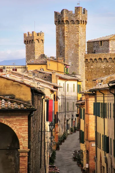 Calle estrecha en el centro histórico de la ciudad de Montalcino con fortre — Foto de Stock