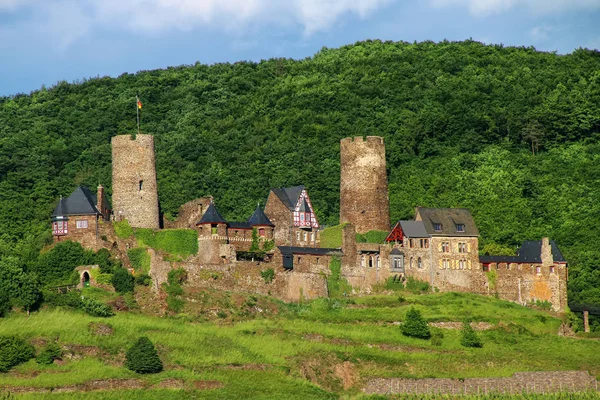 Hrad Thurant nad městem Alken na řeky Mosely a Porýní-Pal — Stock fotografie