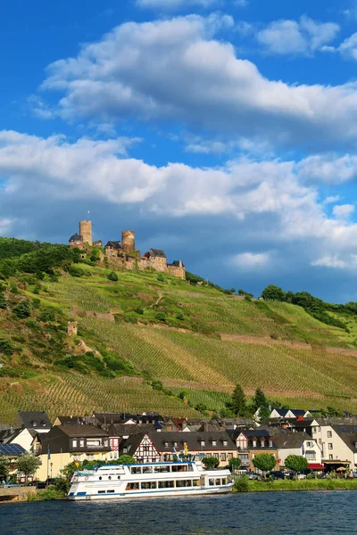 Alken město na řece Moselle v Porýní-Falc, Německo. — Stock fotografie