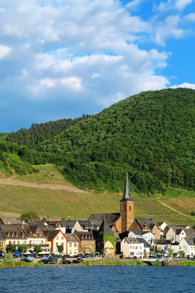 Alken město na řece Moselle v Porýní-Falc, Německo. — Stock fotografie