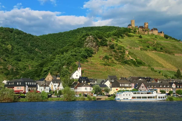 Alken město na řece Moselle v Porýní-Falc, Německo. — Stock fotografie