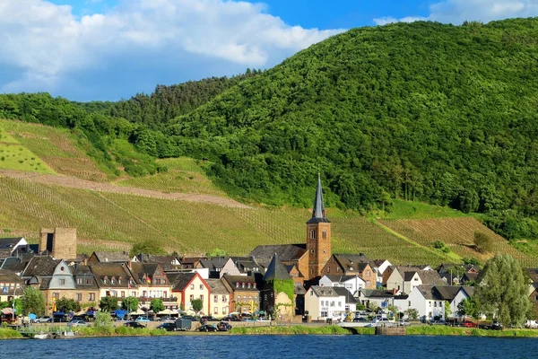 Alken město na řece Moselle v Porýní-Falc, Německo. — Stock fotografie