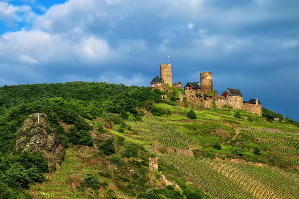 Hrad Thurant nad městem Alken na řeky Mosely a Porýní-Pal — Stock fotografie