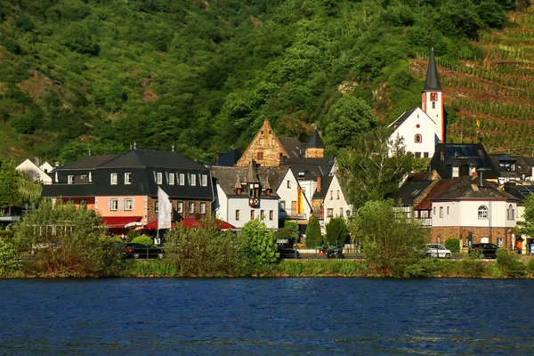 Alken stad på floden Mosel i Rheinland-Pfalz, Tyskland. — Stockfoto