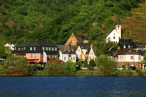 Alken városában, a Moselle folyón Rajna-vidék-Pfalz, Németország. — Stock Fotó