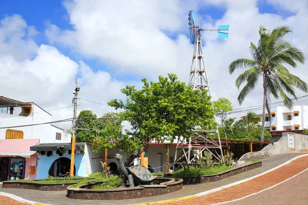 Avenida Charles Darwin en Puerto Ayora en Isla Santa Cruz, Gal — Foto de Stock
