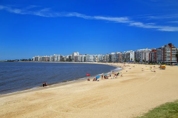 Playa de Pocitos a orillas del Río de la Plata en Montevide — Foto de Stock