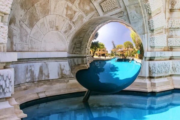 Esfera de espejo y una piscina en el jardín cerca de Monte Carlo Casino , — Foto de Stock