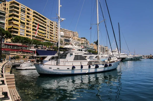 Boten aangemeerd bij poort Hercules in La Condamine ward van Monaco. — Stockfoto