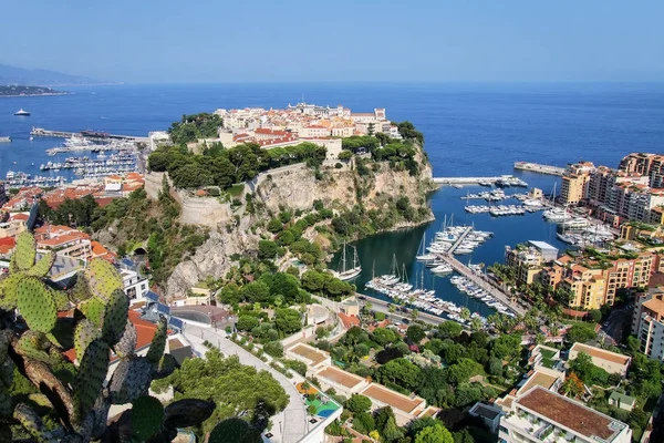 Blick auf die Stadt Monaco mit Bootshafen unten in Monaco. — Stockfoto