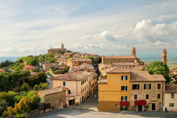 Vista de la ciudad de Montalcino desde la Fortaleza en Val d 'Orcia, Toscana — Foto de Stock