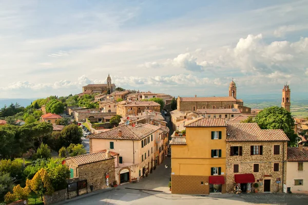 A vár a Val d'Orcia, toszkán Montalcino város látképe — Stock Fotó