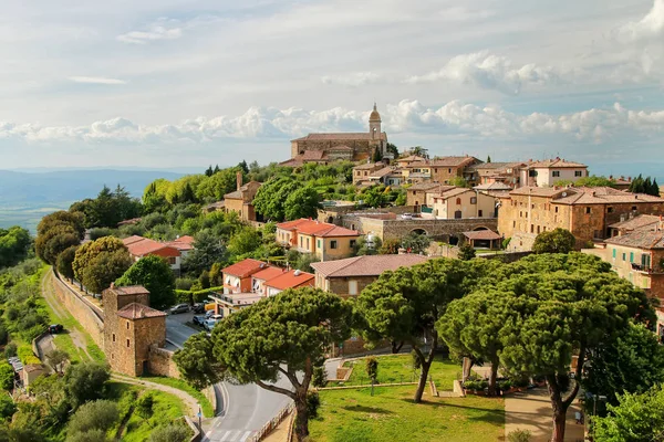 Weergave van Montalcino stad van het fort in Val d'Orcia, Toscaanse — Stockfoto