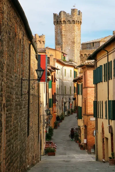 Rue étroite dans le centre historique de la ville de Montalcino avec fortre — Photo