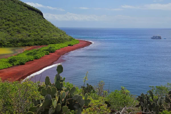 Veduta della spiaggia rossa e laguna dell'isola di Rabida alle Galapagos Natio — Foto Stock