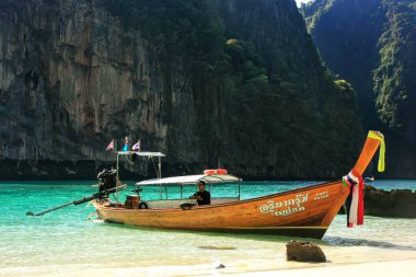 Krabi, Tayland - 8 Şubat: tenha tarafından demirlemiş Longtail tekne