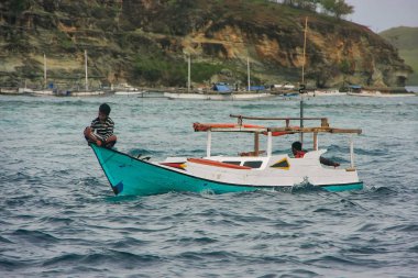 Rinca, Endonezya-Mart 15: Kimliği belirsiz erkek sit geleneksel b