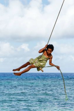 Lavena, Fiji - 27 Kasım: Tanımlanamayan Çocuk salıncaklar üzerinde bir ip sw
