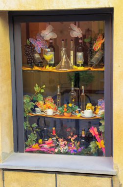 Montalcino, İtalya - 14 Mayıs: Ekran Ma bir pencerede şişe