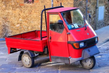 Montalcino, İtalya - 14 Mayıs: Kırmızı Piaggio maymun 50 üzerinde sokakta 