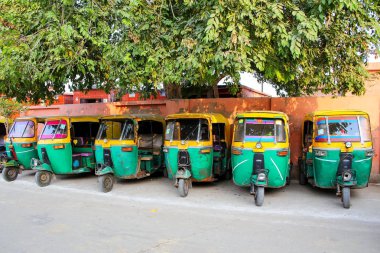 Agra, Hindistan - 8 Kasım: Tuk tuks Taj Ganj neighborho Park