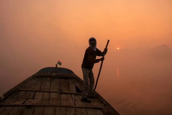ヤムナ Riv のアグラ、インド 1 月 29: 正体不明の男移動ボート — ストック写真
