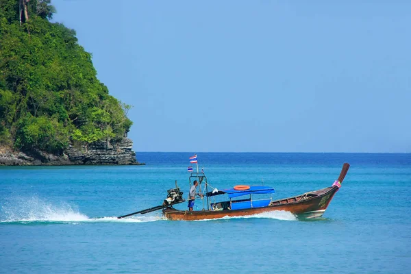 KRABI, TAILÂNDIA - FEVEREIRO 9: Homem não identificado conduz longtail b — Fotografia de Stock