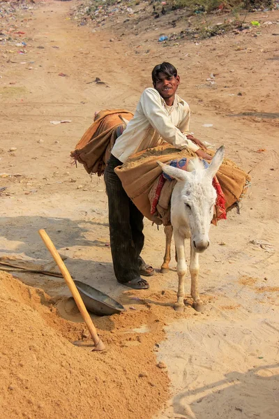 FATEHPUR SIKRI, INDIA-JANUARY 30: Unidentified man stands with d — Stock Photo, Image