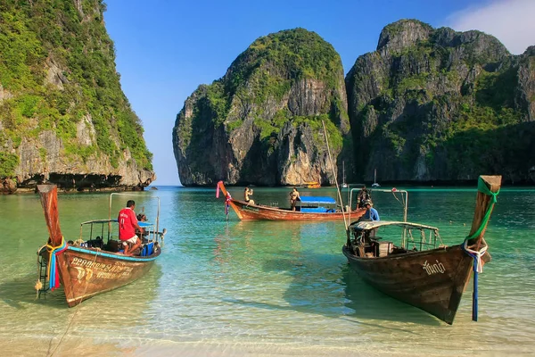 Krabi, Tayland - 8 Şubat: Maya Ba demirli Longtail tekneler