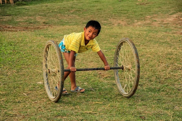 VANG VIENG, LAOS - 25 DE NOVIEMBRE: Niño no identificado juega con el set — Foto de Stock