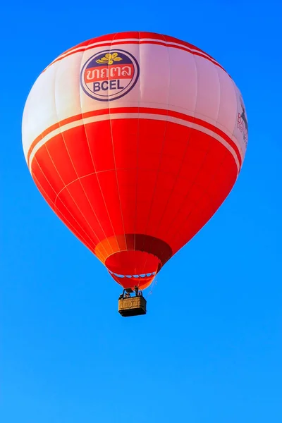 Vang vieng, laos-november 27: Heißluftballon fliegt im frühsommer — Stockfoto