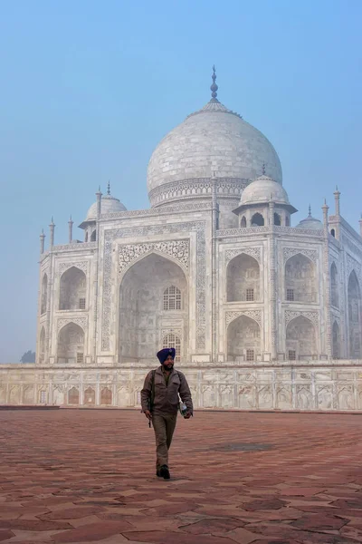 AGRA, INDE-31 JANVIER : Un homme non identifié marche au Taj Mahal comp — Photo