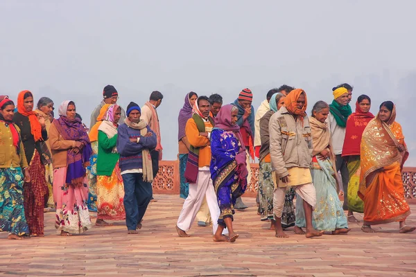 AGRA, INDIA-ENERO 31: Personas no identificadas caminan en Taj Mahal co —  Fotos de Stock