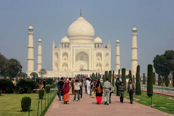 AGRA, INDIA-JANUARY 31: Unidentified people visit Taj Mahal comp — Stock Photo, Image