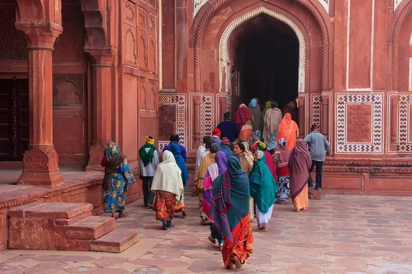 Agra, Hindistan-Ocak 31: Kimliği belirsiz kişi yürüyüş, Taj Mahal co